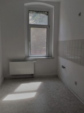 Helle Küche mit Fenster