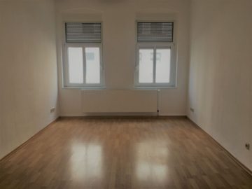 Helles Zimmer mit Fenstern