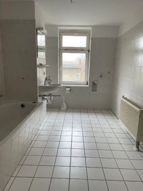 Helles Badezimmer mit Fenster - +++3-Raum-Wohnung mit Einbauküche in der südlichen Innenstadt+++