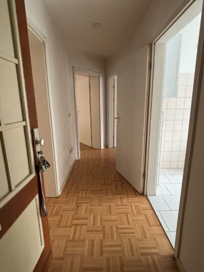 Heller Flur mit Türen