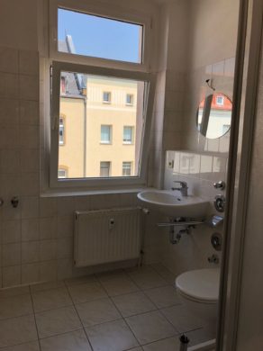 Helles Badezimmer mit Fenster - Gemütliche 1-Zimmer-Wohnung in Halle (Saale) zur Miete