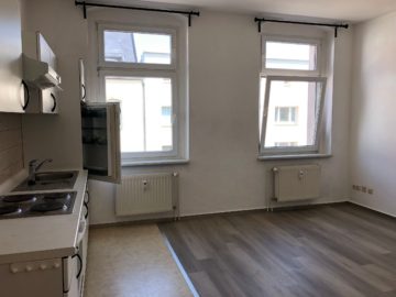 Helle Küche mit Fenstern - Gemütliche 1-Zimmer-Wohnung in Halle (Saale) zur Miete