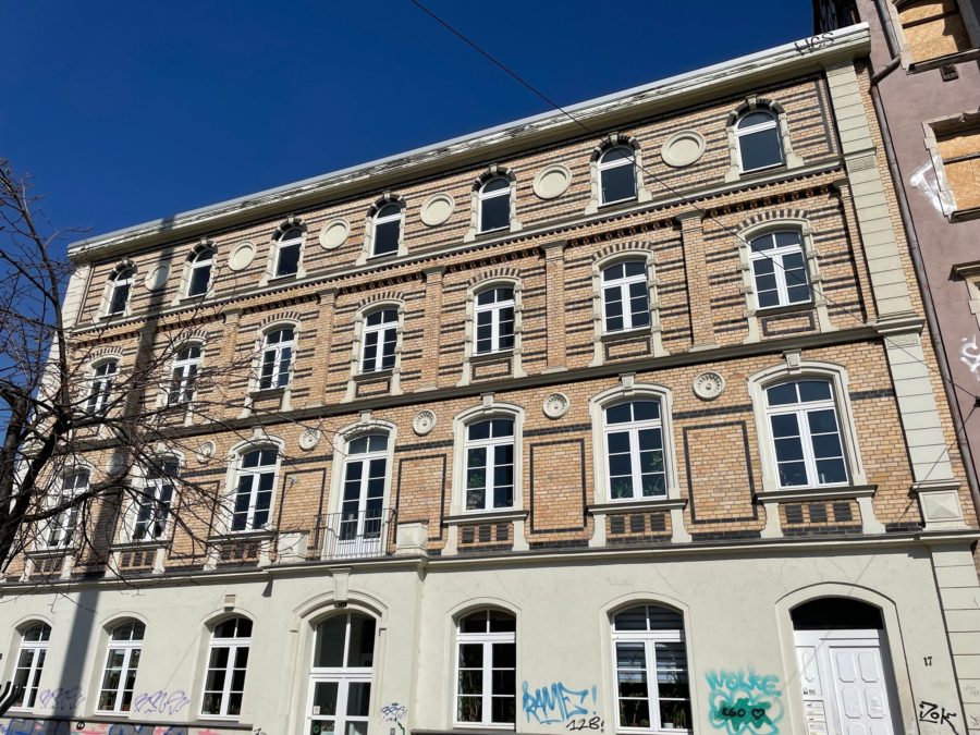Hausansicht - +++5-Raum-Wohnung mit Balkon und Riesenwohnzimmer perfekt für WG+++