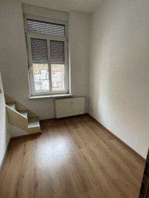 Kleiner Wohnbereich mit Treppe - +++Helle 2,5-Raum-Wohnung im Erdgeschoss in Nord-Halle+++