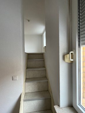 Treppe zum Schlafzimmer - +++Helle 2,5-Raum-Wohnung im Erdgeschoss in Nord-Halle+++