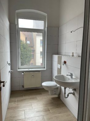 Helles Badezimmer mit Fenster - +++Helle 3-Raum-Wohnung im Norden von Halle+++