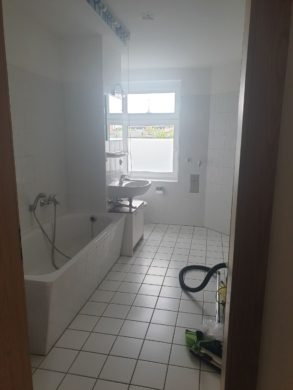 Helles Badezimmer mit Fenster - +++2-Raum-Wohnung mit Einbauküche in der südlichen Innenstadt+++