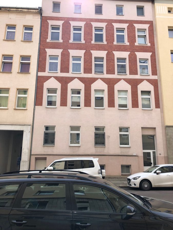 Mehrfamilienhaus mit Fassade - 2-Zimmer-Wohnung im Souterrain in Halle (Saale)