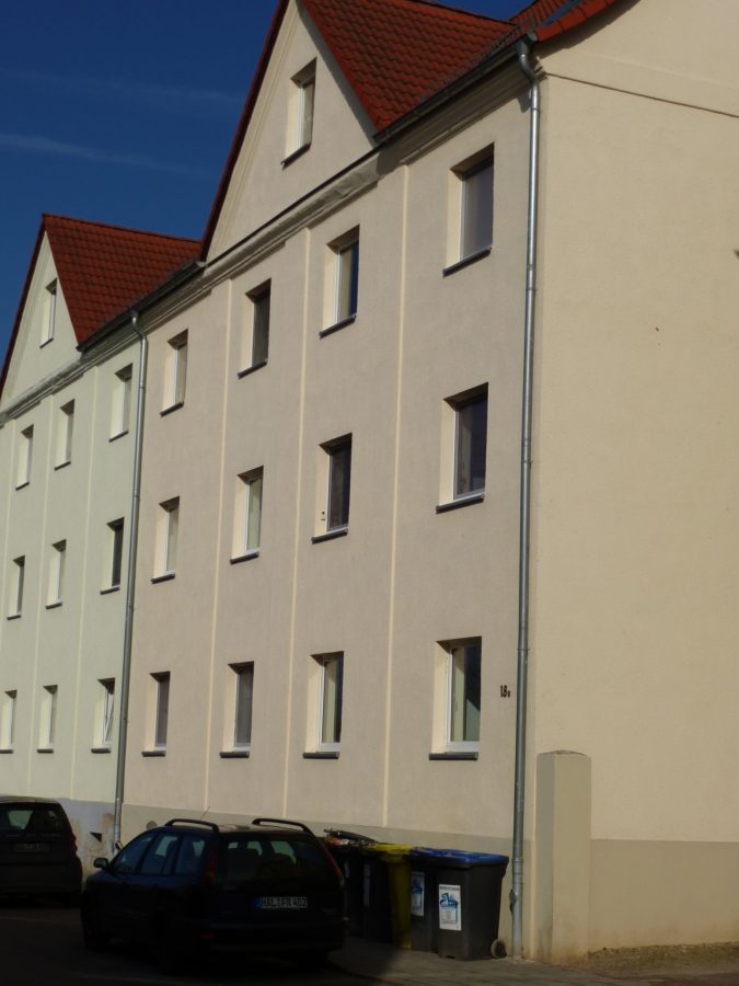 Mehrfamilienhaus mit Autos