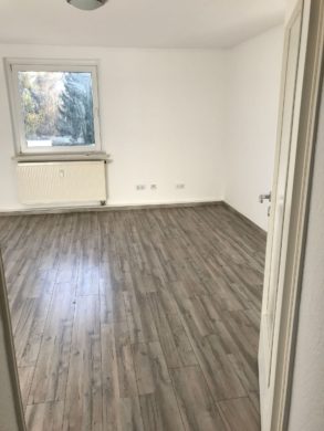 Helles Zimmer mit Holzfußboden