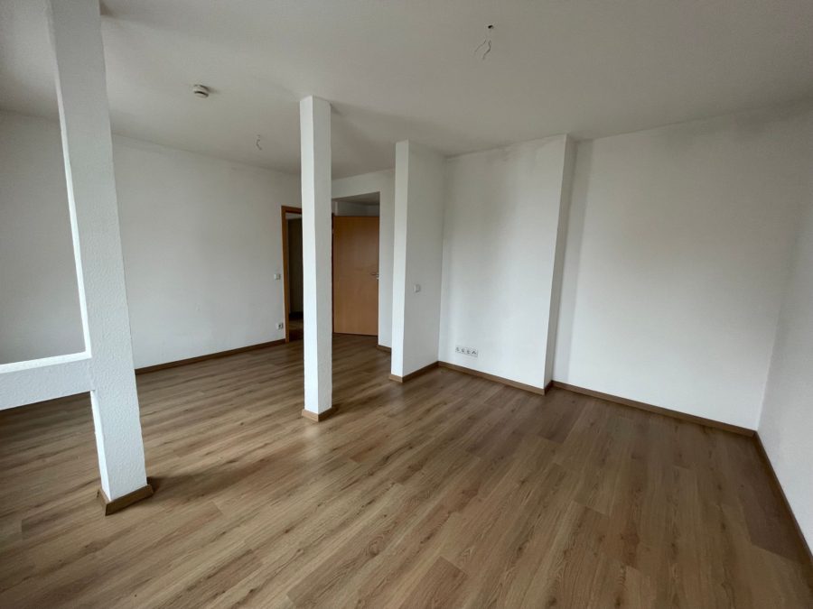 Leerer Wohnraum mit Holzfußboden - Helle Dachgeschosswohnung mit Charme in Halle (Saale) Trothaer Straße