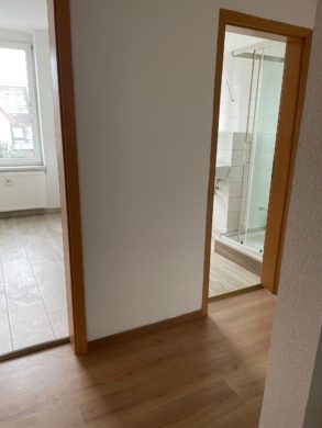 Flur mit Bad und Fenster - Helle Dachgeschosswohnung mit Charme in Halle (Saale) Trothaer Straße