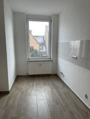 Leerer Raum mit Fenster - Helle Dachgeschosswohnung mit Charme in Halle (Saale) Trothaer Straße