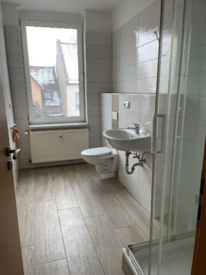Helles Badezimmer - Helle Dachgeschosswohnung mit Charme in Halle (Saale) Trothaer Straße