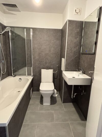 Modernes Badezimmer