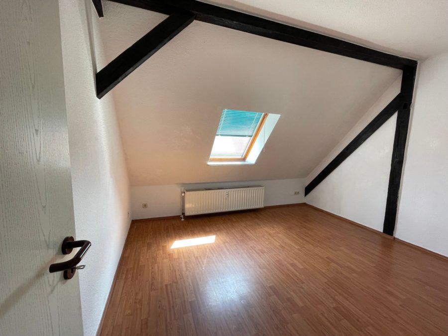 Wohnzimmer - +++Charmante Dachgeschosswohnung in Leuna zu vermieten+++