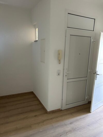 Wohnungstür vom Wohnungsflur