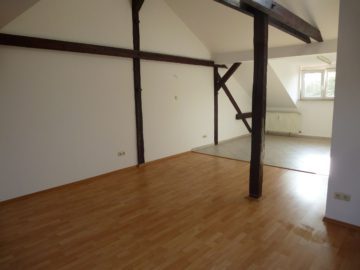 Blick vom Wohnraum in die Küche - ++großzügige 2-Raum-Dachgeschoss-Wohnung direkt am Markt++