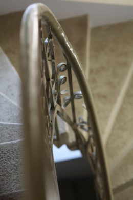 Treppendetail - ++großzügige 2-Raum-Dachgeschoss-Wohnung direkt am Markt++