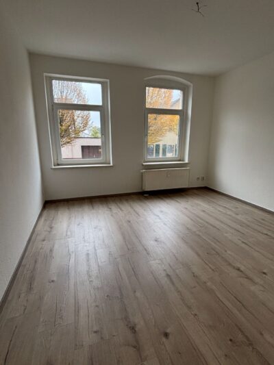 Helles Wohnzimmer mit Fenster